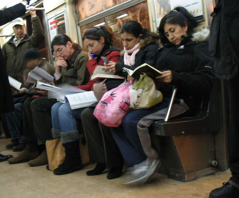 everybody_reading_in_ny_subway